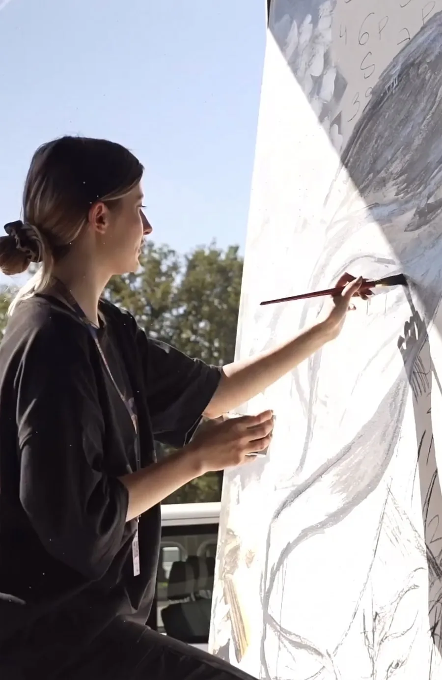 Alina Korth live-painting a 3x2m canvas at San Hejmo Festival